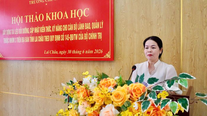 Đồng chí Trần Thị Kim Oanh - Phó trưởng Phòng Tổ chức, Hành chính, thông tin, tư liệu (Trường Chính trị tỉnh) phát biểu tham luận tại hội thảo.