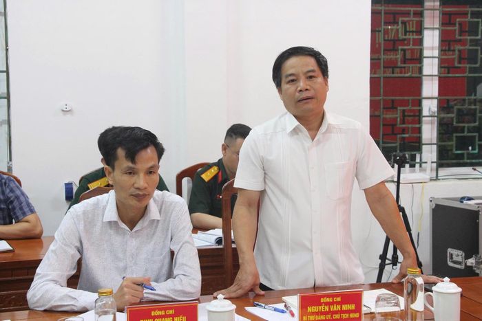 Lãnh đạo xã tham gia ý kiến tại hội nghị.