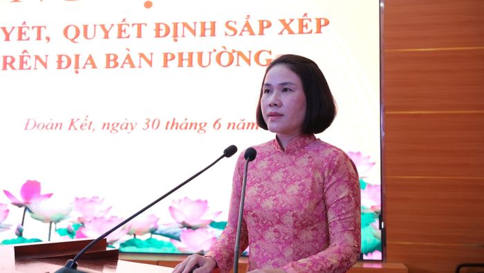 Đồng chí Đào Thị Lan Anh - Tỉnh ủy viên, Bí thư Đảng ủy phường Đoàn Kết phát biểu tại hội nghị.