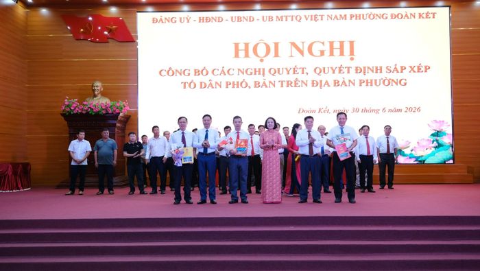 Lãnh đạo phường Đoàn Kết trao quyết định sắp xếp tổ dân phố, bản trên địa bàn phường Đoàn kết.