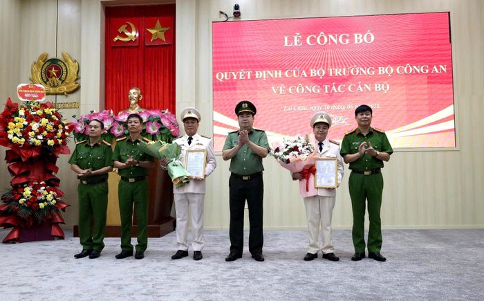 Lãnh đạo Công an tỉnh Lai Châu tặng hoa chúc mừng Đại tá Sùng A Súa và Đại tá Hoàng Trọng Vỹ.
