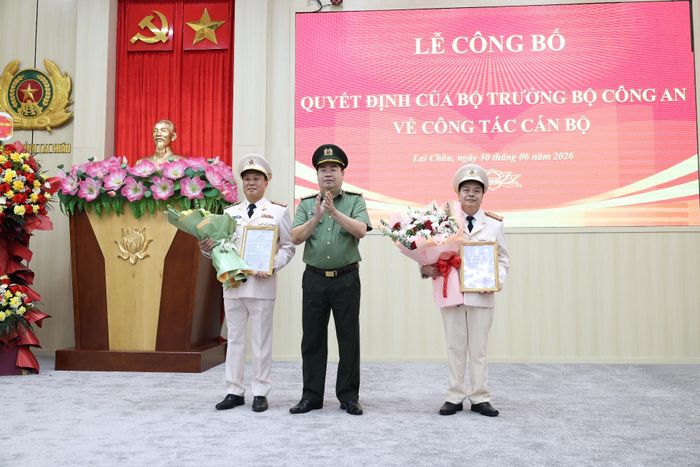 Đại tá Bùi Quyết Toán - Bí Thư Đảng ủy, Giám đốc Công an tỉnh trao các quyết định cho Đại tá Sùng A Súa và Đại tá Hoàng Trọng Vỹ.