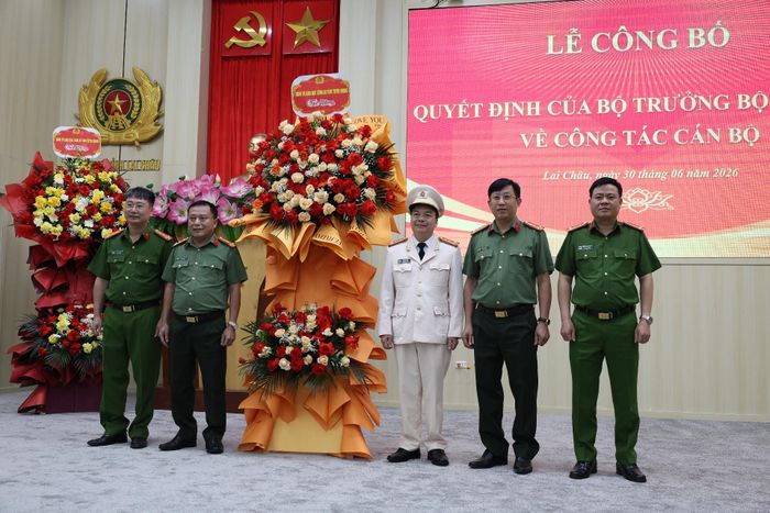 Lãnh đạo Công an tỉnh Tuyên Quang tặng hoa chúc mừng Đại tá Sùng A Súa.