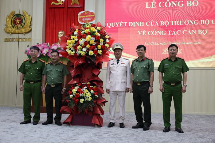 Lãnh đạo Công an tỉnh Tuyên Quang tặng hoa chúc mừng Đại tá Hoàng Trọng Vỹ.