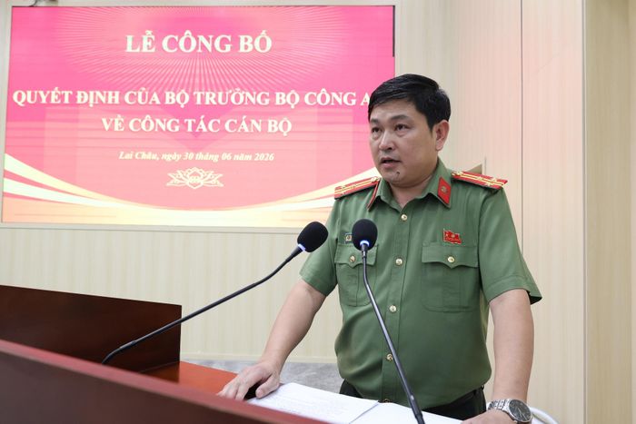 Thượng tá Trương Công Hùng – Trưởng Phòng Tổ chức cán bộ (Công an tỉnh) công bố các Quyết định của Bộ Công an về công tác cán bộ.