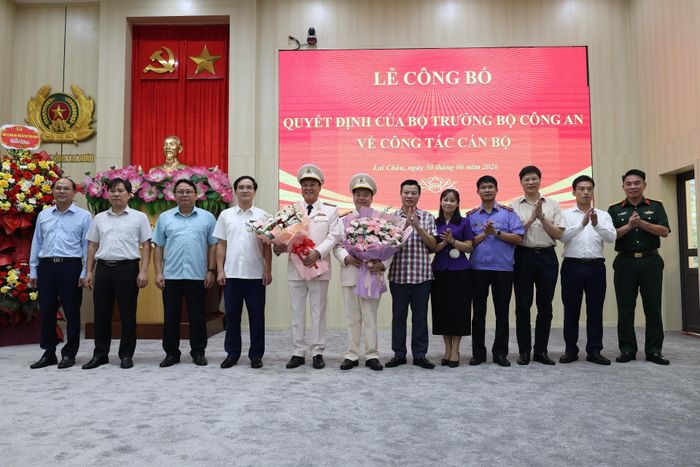 Lãnh đạo các sở, ban, ngành tỉnh tặng hoa chúc mừng Đại tá Sùng A Súa và Đại tá Hoàng Trọng Vỹ.
