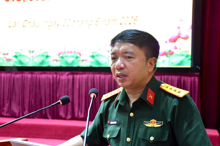 Đại tá Trần Thanh Bình - Phó Chính ủy Bộ Chỉ huy Quân sự tỉnh phát biểu chỉ đạo hội nghị.