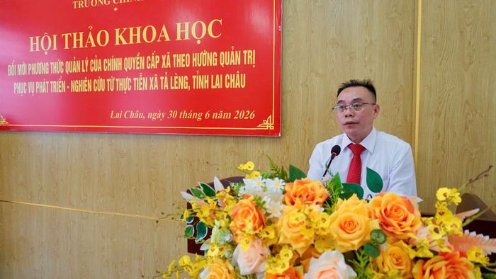 Đồng chí Triệu Văn Thủy - Phó Trưởng khoa Nhà nước và pháp luật (Trường Chính trị tỉnh), Chủ nhiệm đề tài báo cáo tóm tắt đề tài tại hội thảo.