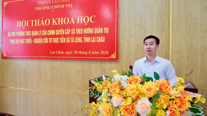 Đồng chí Nguyễn Văn Hiến - Phó Giám đốc Sở Nội vụ tham luận tại hội thảo.