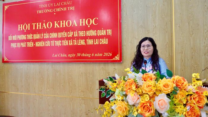 Đại diện Trường Chính trị tỉnh Lào Cai tham luận tại hội thảo.