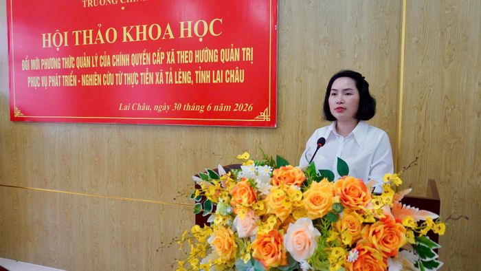 Đồng chí Đặng Thu Hiếu - Phó Hiệu trưởng, Phó Chủ tịch Hội đồng khoa học Trường Chính trị tỉnh phát biểu kết luận tại hội thảo.