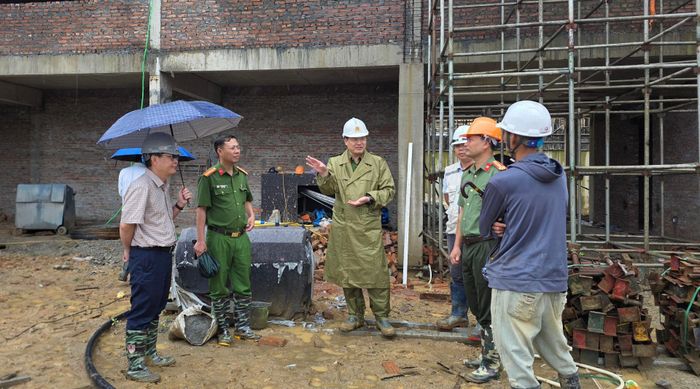 Đoàn công tác kiểm tiến độ thi công thực tế tại công trường.