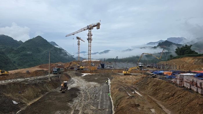 Công trường xây dựng Trường PTDTNT liên cấp Tiểu học và THCS xã Sin Suối Hồ đang được đẩy nhanh tiến độ thi công.
