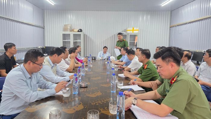 Đại tá Phạm Hải Đăng - Phó giám đốc Công an tỉnh, đại diện chủ đầu tư báo cáo tiến độ thực hiện các dự án.