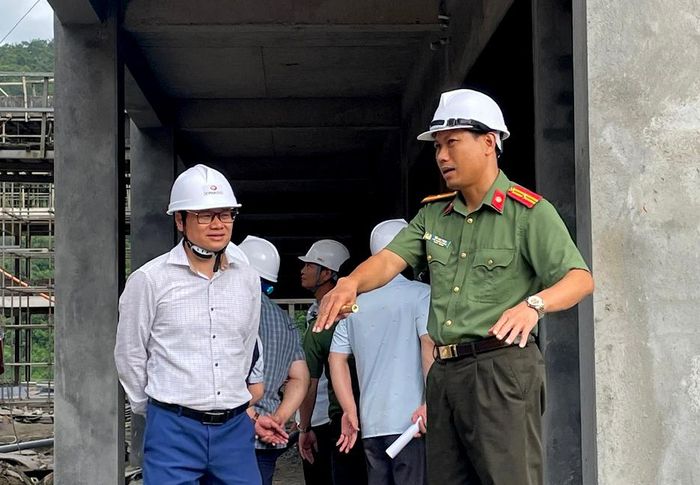 Đại diện chủ đầu tư báo cáo tiến độ với đồng chí Nguyễn Minh Hiệp - Phó Chủ nhiệm Ủy ban Kiểm tra Tỉnh ủy.