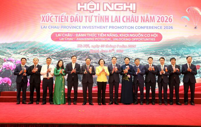 Đại biểu chụp ảnh lưu niệm tại hội nghị.