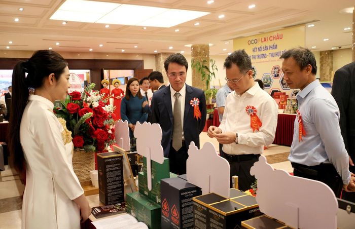 Đại biểu thăm quan các gian hàng Ocop.