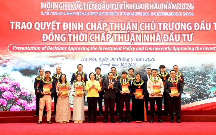 Đồng chí Phạm Thị Thanh Trà - Bí thư Trung ương Đảng, Phó Thủ tướng Chính phủ và đồng chí Lê Minh Ngân - Ủy viên Ban Chấp hành Trung ương Đảng, Bí thư Tỉnh ủy, Chủ tịch HĐND tỉnh Lai Châu trao Quyết định chấp thuận chủ trương đầu tư” cho các doanh nghiệp, nhà đầu tư.