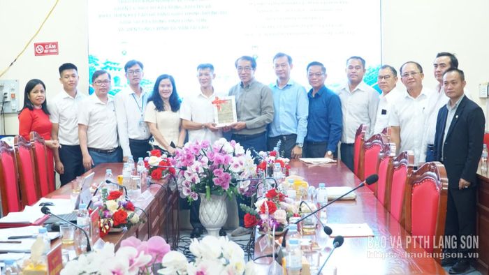 Đoàn công tác Viện Công chính và Vận tải Lào tặng quà lưu niệm cho Sở Xây dựng tỉnh Lạng Sơn 