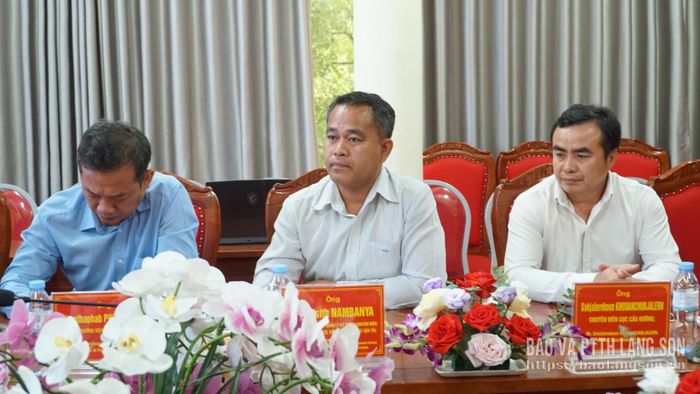 Các thành viên đoàn công tác Viện Công chính và Vận tải Lào tham dự hội thảo