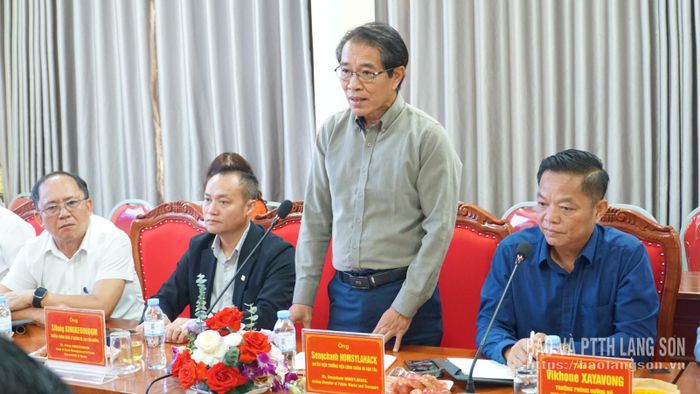 Quyền Viện trưởng Viện Công chính và Vận tải Lào phát biểu tại hội thảo
