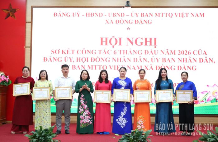 Các cá nhân có thành tích xuất sắc trong thực hiện các nhiệm vụ trọng tâm về công tác xây dựng Đảng 6 tháng đầu năm 2026 nhận giấy khen của Ban Thường vụ Đảng ủy xã 