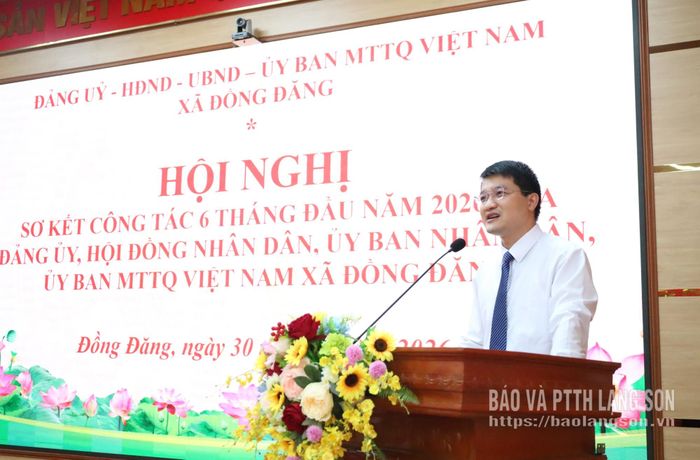 Đồng chí Bí thư Đảng ủy, Chủ tịch HĐND xã phát biểu khai mạc hội nghị