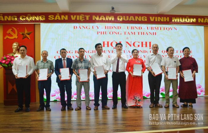 Lãnh đạo Đảng ủy phường Tam Thanh trao quyết định thành lập các chi bộ sau sắp xếp, sáp nhập cho bí thư chi bộ các khối phố 