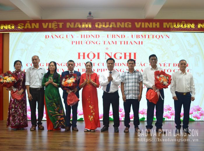 Lãnh đạo HĐND phường tặng hoa chúc mừng đại diện Ban Chấp hành các chi bộ khối phố mới thành lập sau sắp xếp