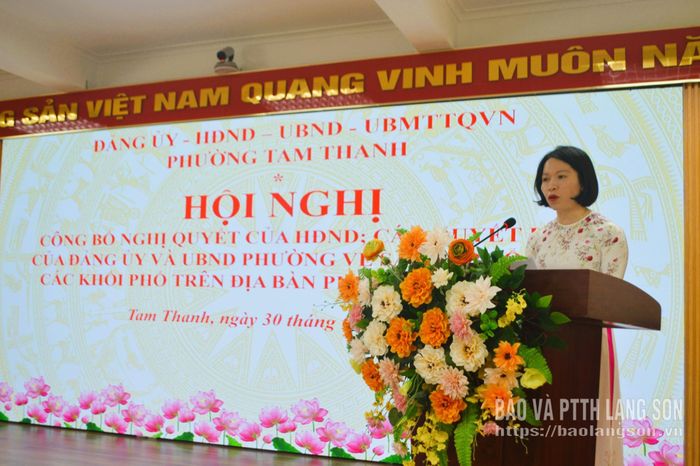 Lãnh đạo phòng Văn hóa - Xã hội phường công bố quyết định của Chủ tịch UBND phường về việc công nhận lại trưởng khối và chỉ định lâm thời trưởng khối trên địa bàn phường