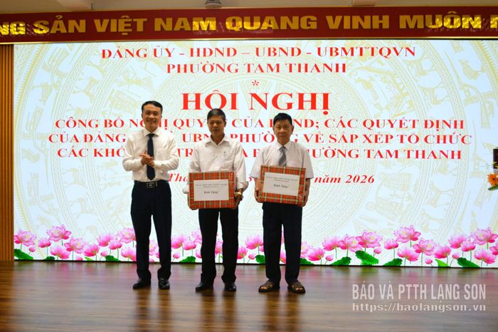 Lãnh đạo UBND phường tặng quà tri ân các đồng chí thôi không tiếp tục thực hiện nhiệm vụ ở khối phố
