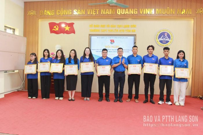 Đại diện Đoàn Khối các cơ quan UBND tỉnh trao tặng giấy khen cho các đơn vị dẫn đầu trong công tác Đoàn và phong trào thanh niên năm học 2025 - 2026