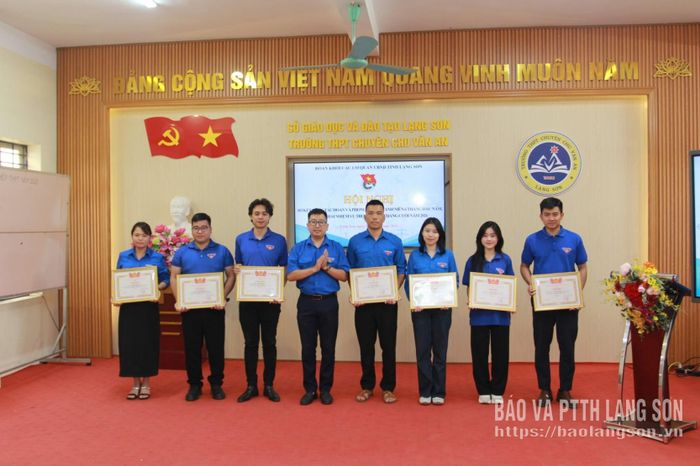 Đại diện Đoàn Khối các cơ quan UBND tỉnh trao tặng giấy khen cho các tập thể, cá nhân có thành tích xuất sắc trong Tháng Thanh niên năm 2026