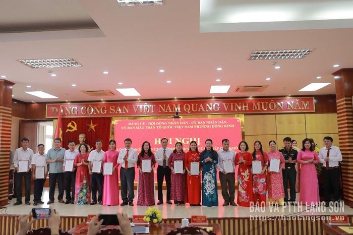 Đại diện Ban Thường vụ Đảng ủy phường Đông Kinh trao quyết định chỉ định lâm thời trưởng khối trên địa bàn phường