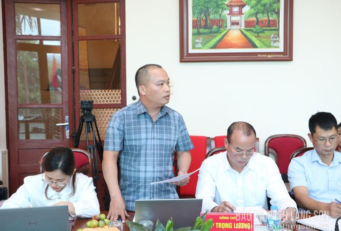 Lãnh đạo Ủy ban MTTQ Việt Nam xã Quan Sơn báo cáo việc triển khai thực hiện nhiệm vụ với đoàn kiểm tra