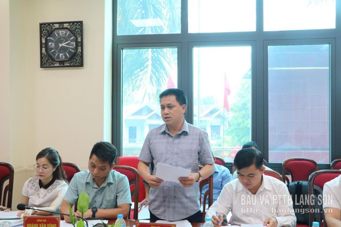 Lãnh đạo Ủy ban MTTQ Việt Nam xã Chi Lăng báo cáo việc thực hiện nhiệm vụ với đoàn kiểm tra