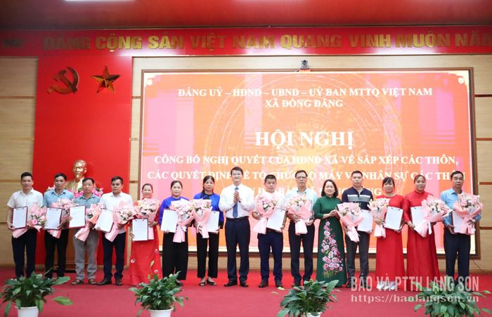 Lãnh đạo Đảng ủy xã trao quyết định thành lập chi bộ cho đại diện chi bộ các thôn mới