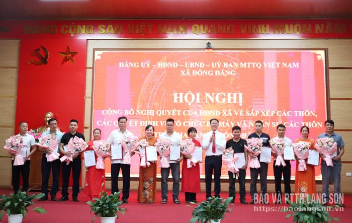 Lãnh đạo UBND xã trao quyết định chỉ định trưởng thôn lâm thời các thôn mới
