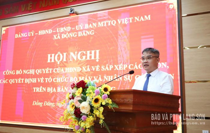 Lãnh đạo HĐND xã công bố Nghị quyết số 247 của HĐND xã ngày 22/6/2026 về việc sắp xếp thôn trên địa bàn xã 