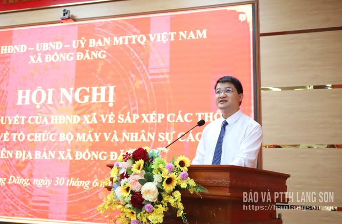 Đồng chí Bí thư Đảng ủy, Chủ tịch HĐND xã phát biểu tại hội nghị