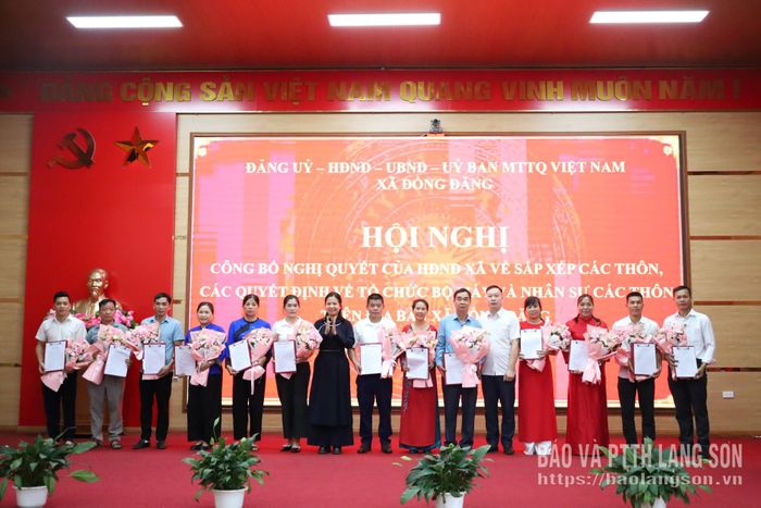 Lãnh đạo Ủy ban MTTQ Việt Nam xã trao quyết định công nhận các chức danh ban công tác mặt trận các thôn mới thành lập