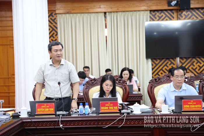 Đồng chí Nguyễn Cảnh Toàn, Phó Bí thư Tỉnh ủy, Chủ tịch UBND tỉnh phát biểu ý kiến tại hội nghị