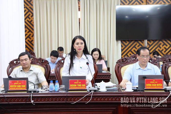 Đồng chí Đoàn Thu Hà, Phó Bí thư Tỉnh ủy, Trưởng Đoàn đại biểu Quốc hội tỉnh, Chủ tịch Ủy ban MTTQ Việt Nam tỉnh phát biểu tại hội nghị