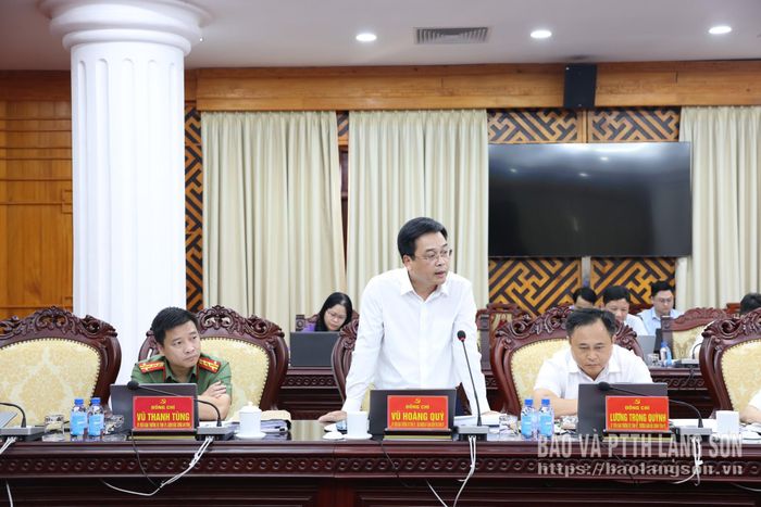 Đồng chí Vũ Hoàng Quý, Ủy viên Ban Thường vụ Tỉnh ủy, Chủ nhiệm Ủy ban Kiểm tra Tỉnh ủy tham gia ý kiến vào một số tờ trình tại hội nghị