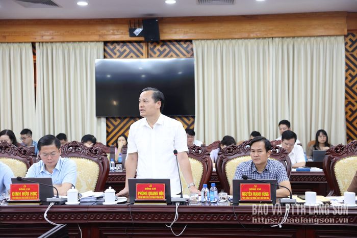 Đồng chí Phùng Quang Hội, Ủy viên Ban Thường vụ Tỉnh ủy, Bí thư Đảng ủy, Chủ tịch HĐND phường Đông Kinh phát biểu tại hội nghị