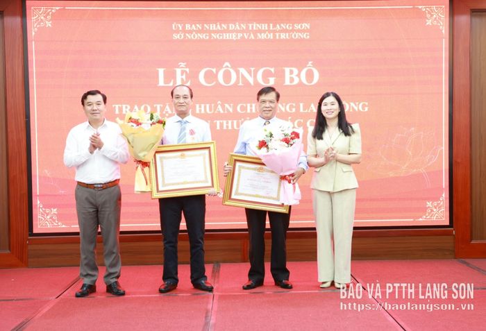 Thừa ủy quyền của Chủ tịch nước, đồng chí Trần Thanh Nhàn, Phó Chủ tịch UBND tỉnh trao Huân chương Lao động hạng Nhì, hạng Ba cho các cá nhân vì có thành tích xuất sắc 