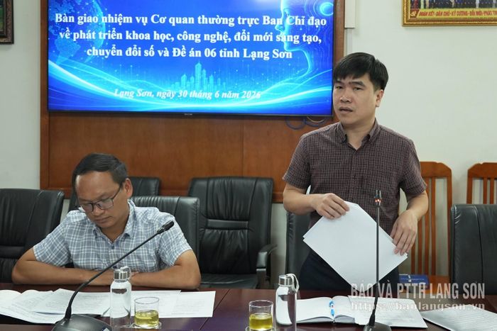 Cán bộ Sở Khoa học và Công nghệ trình bày báo cáo tại cuộc họp