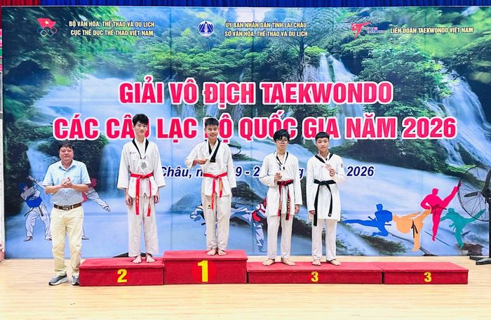 Trao giải cho các vận động viên.