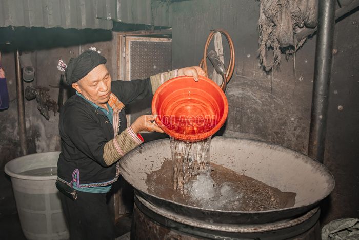 Phía trên chõ là một chảo nước lạnh, giữ vai trò làm mát và ngưng tụ hơi rượu. Khi bếp nóng lên, hơi rượu bốc cao, gặp phần đáy chảo lạnh sẽ ngưng tụ, chảy về máng dẫn. Vì thế người nấu phải giữ nước trong chảo luôn đủ mát; nếu nóng lên, khả năng ngưng tụ giảm, rượu ra chậm và dễ thất thoát.