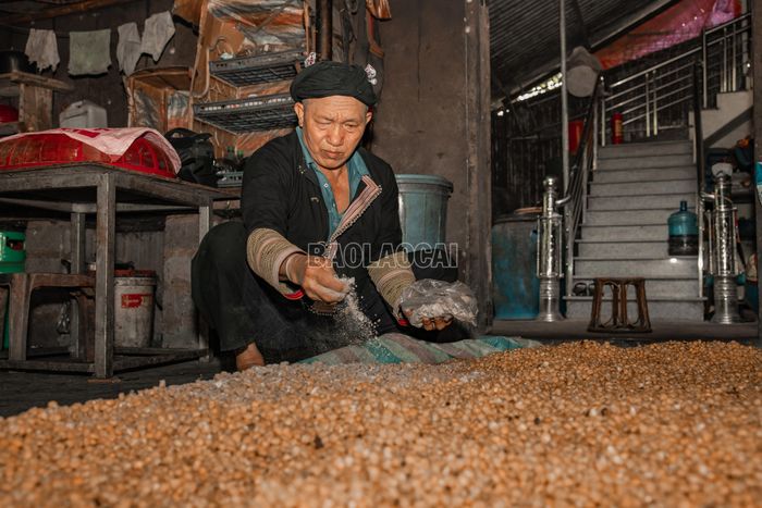 Ngô chín được trải thành lớp mỏng rồi để nguội. Bánh men được nghiền nhỏ, rắc đều lên bề mặt.